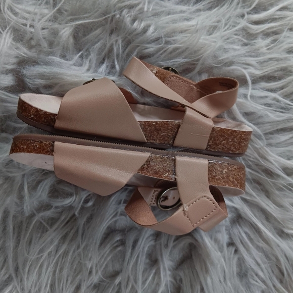 Size 6 Toddler OLD Navy Sandal - Picture 5 of 5
